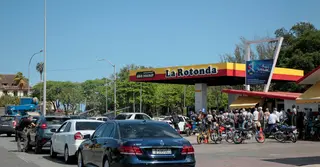 জ্বালানি সংকটে বিশ্বজুড়ে বিপর্যস্ত দৈনন্দিন জীবন